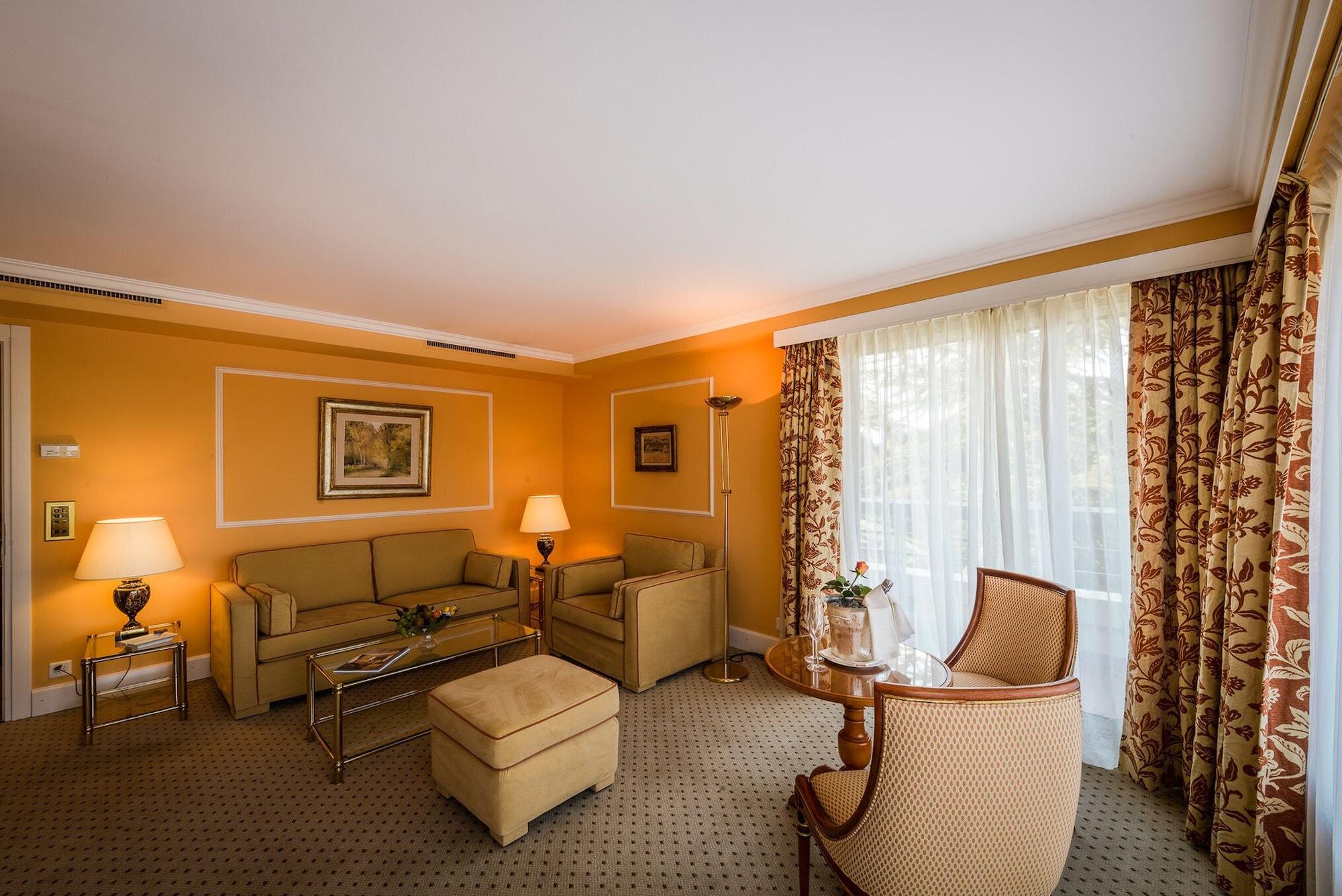 Lausanne Palace מראה חיצוני תמונה A suite at the Hotel de Crillon