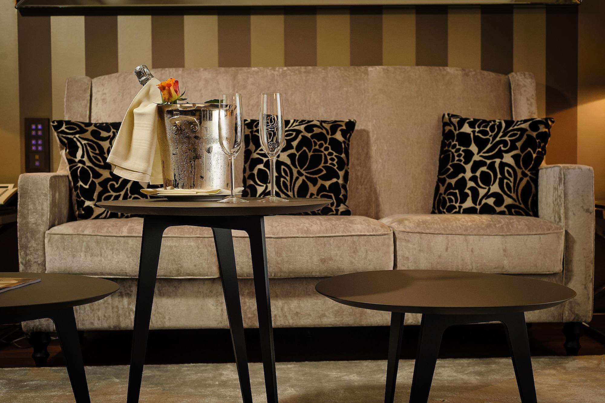 Lausanne Palace מראה חיצוני תמונה A sofa in a hotel room