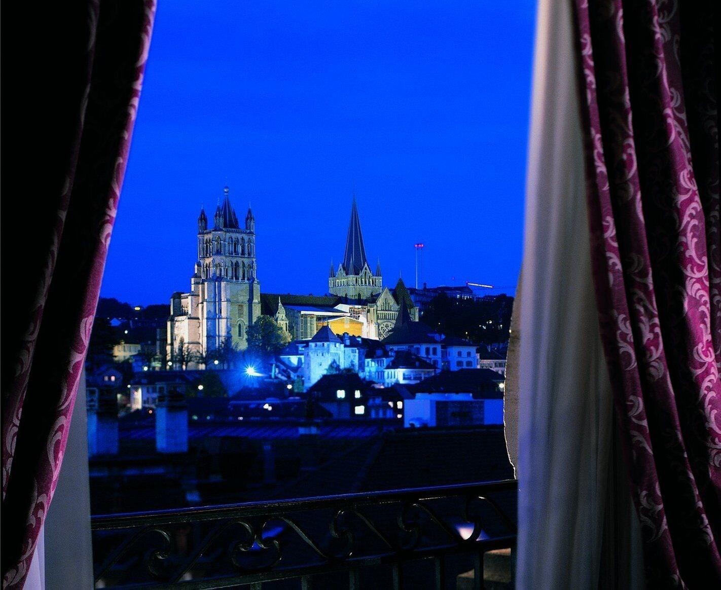 Lausanne Palace מראה חיצוני תמונה View of the historic centre of Regensburg from the Hotel