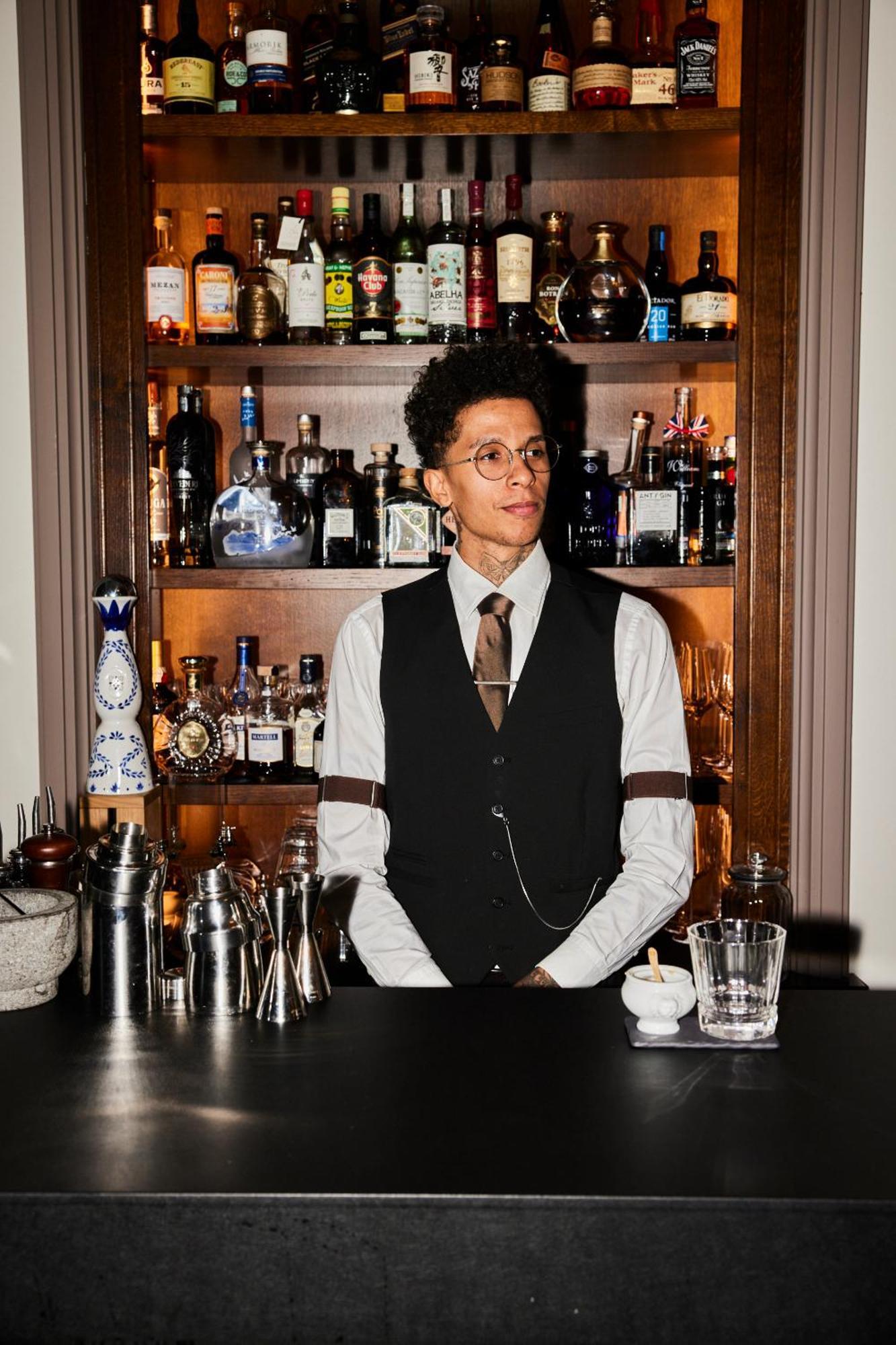 Lausanne Palace מראה חיצוני תמונה A bartender at work