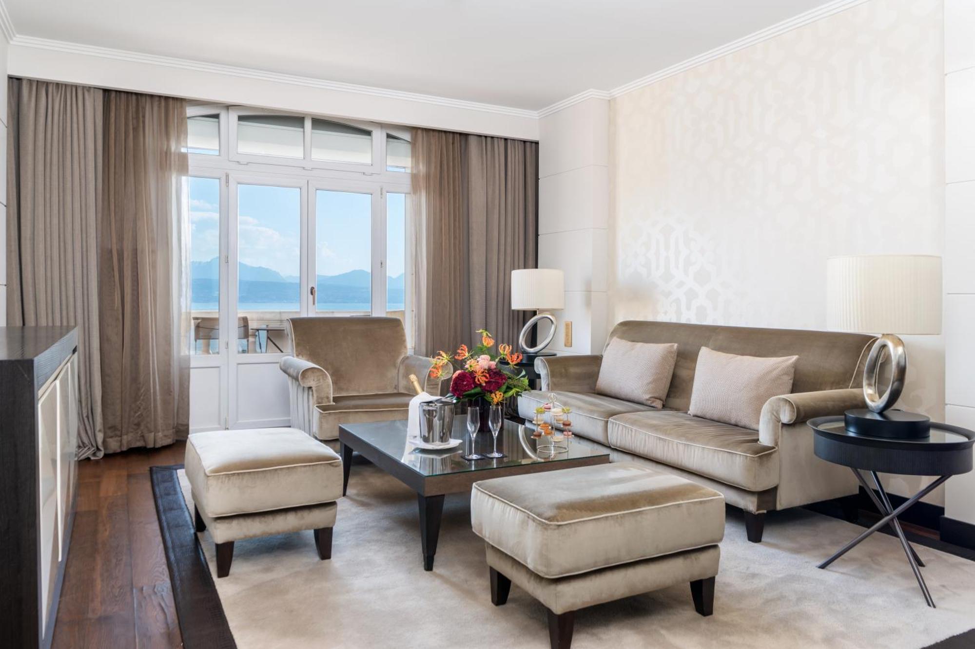 Lausanne Palace מראה חיצוני תמונה A living room at the Four Seasons Hotel
