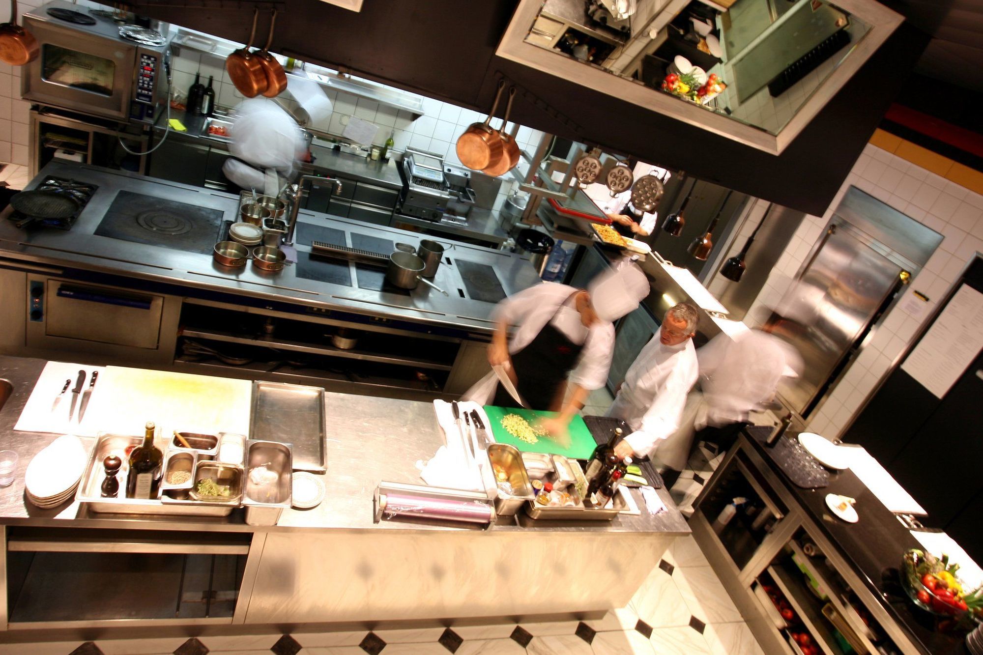 Lausanne Palace מסעדה תמונה A restaurant kitchen